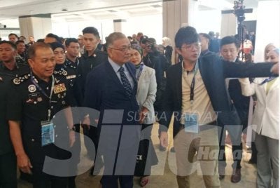 Shamsul Anuar (dua dari kiri) ketika melawat salah satu reruai di Program PDRM Special Dialogue V (PSD V) 2026 pada Selasa.