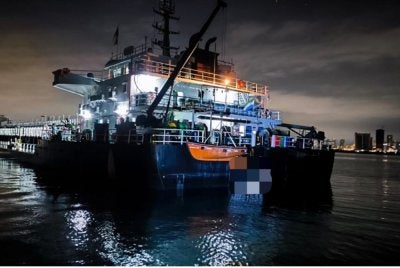 Sebuah kapal korek ditahan oleh Maritim Malaysia Pulau Pinang di perairan Tanjung Tokong, lewat malam Isnin.