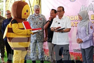 Mohamed Khaled (dua dari kanan) ketika melancarkan Program Ekonomi Madani di Kem Batu Tiga, Kluang pada Selasa.