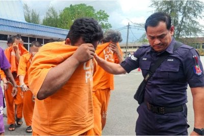 Seorang pemotong kayu yang bekerja di sebuah kilang di sini direman tujuh hari bermula hari ini kerana disyaki mendera anak lelaki tirinya berusia lima tahun di Kampung Besol Baru, Bukit Besi pada April lepas. Foto Bernama 