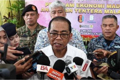 Menteri Pertahanan, Datuk Seri Mohamed Khaled Nordin (tengah) bercakap kepada pemberita selepas hadir pada Majlis Peluncuran Program Ekonomi MADANI Angkatan Tentera Malaysia (ATM), di Batalion Kelima Rejimen Askar Melayu Diraja (5 RAMD), Kem Batu Tiga hari ini. Foto Bernama 