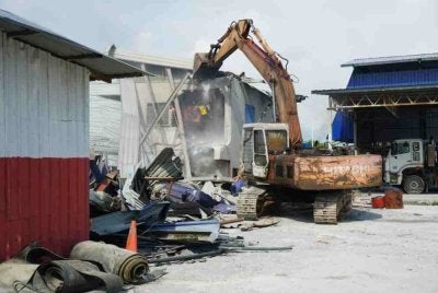 Sebuah kilang yang dirobohkan dalam operasi itu di Pulau Indah di sini.