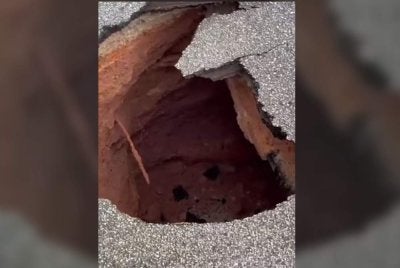 Kejadian lubang benam dipercayai berpunca daripada kerja penyelenggaraan utiliti dan bukan disebabkan mendapan tanah. Foto tular pembaca
