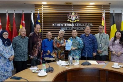 Kementerian Kerja Raya (KKR) memperkukuh kerjasama strategik dengan Ombudsman Sarawak bagi memperkemas pengurusan aduan berkaitan projek infrastruktur di negeri berkenaan.