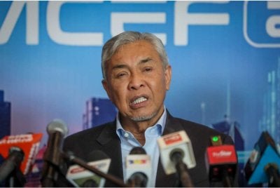 Ahmad Zahid bercakap pada sidang media sempena Forum China-Malaysia-EV100 di Asia School of Business (ASB) Kuala Lumpur pada Selasa. Foto Bernama