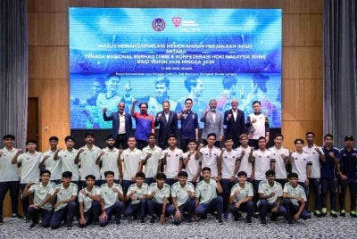 Menteri Belia dan Sukan, Dr Mohammed Taufiq Johari (tengah) bergambar bersama atlet hoki kebangsaan selepas menyaksikan sesi menandatangan memorandum antara Presiden Konfederasi Hoki Malaysia (KHM), Datuk Seri Subahan Kamal (dua dari kiri) dan Presiden juga Ketua Pegawai Eksekutif Tenaga Nasional Berhad (TNB), Datuk Shamsul Ahmad (tiga dari kanan) dalam Majlis Menandatangani Memorandum Perjanjian (MoA) Penajaan antara TNB dan KHM bagi Tahun 2026 hingga 2030 di Leo Moggie Convention Centre (LMCC) TNB Platinum. Foto: Bernama