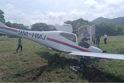 Pesawat tersebut telah melakukan pendaratan cemas di sekitar Kuah, Langkawi, Kedah pada Selasa. Foto PDRM