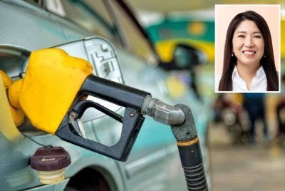 Kerajaan digesa memperhalusi cadangan penarikan subsidi RON95 bagi golongan T15 dan T20 kerana dikhuatiri mencetuskan inflasi serta menambah tekanan kos sara hidup rakyat. - Gambar kecil (Yeo Bee Yin)