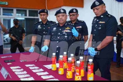 Rosdi (dua dari kanan) menunjukkan dadah yang dirampas. Foto: SINAR HARIAN-MOHD HALIM ABDUL WAHID
