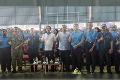 Samad (tiga dari kiri) Dan Ahmad Husaini (empat dari kiri) bersama pelatih PLKN 3.0 di MALBATT VILLAGE Port Dickson.