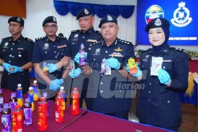 Rosdi (dua dari kanan) menunjukkan dadah yang dirampas. Foto: SINAR HARIAN-MOHD HALIM ABDUL WAHID