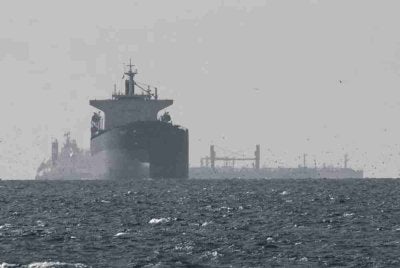 Kira-kira satu pertiga daripada bekalan baja dunia melalui Selat Hormuz.