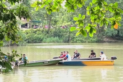Operasi mencari dan menyelamat (SAR) telah dilancarkan sejurus jentera pertama tiba di lokasi pada jam 3.22 petang.