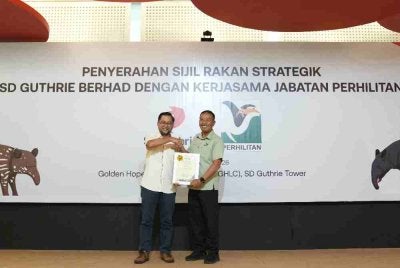 Rashyid Redza (kiri) bersama Ketua Pengarah Perhilitan Semenanjung Malaysia, Datuk Abdul Kadir Abu Hashim ketika pengumuman hasrat kerjasama bagi pemuliharaan Tapir Malaya.