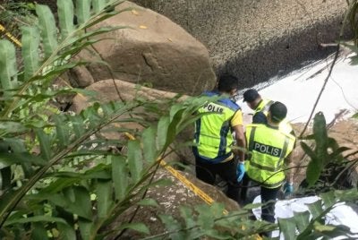Sepasukan anggota polis berada di lokasi selepas menerima laporan penemuan mayat di Sungai Padas, Empangan Hidro Elektrik Pangi, Tenom.