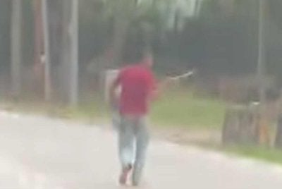 Suspek dipercayai cuba melarikan diri dan bertindak agresif dengan menyerang anggota polis dengan menggunakan parang.