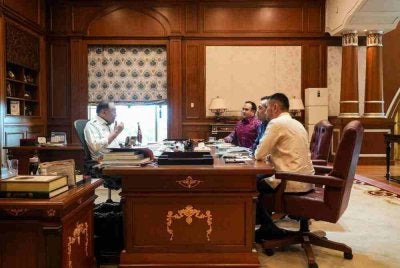 Anwar menerima kunjungan Timbalan Menteri Sumber Manusia, Khairul Firdaus Akbar Khan dan Menteri Pertanian, Perikanan dan Industri Makanan Sabah, Jamawi Jaafar pada Selasa. Foto Facebook Anwar Ibrahim 
