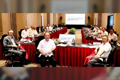 Hajiji mempengerusikan Mesyuarat AMT GRS di SICC, Kota Kinabalu.