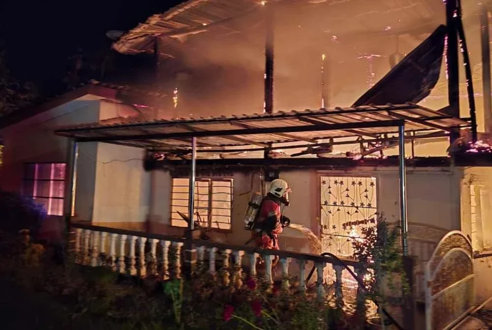 Keadaan sebuah rumah dua tingkat di Parit 310, Bagan Tiang, Parit Buntar yang terbakar awal pagi Rabu. Foto JBPM Perak