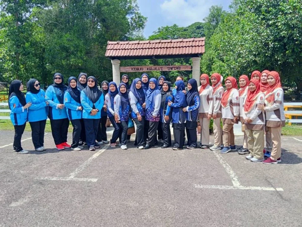 Peserta BAKAT bergambar di hadapan projek ternakan kelulut di Kem Batu Tiga, Kluang.