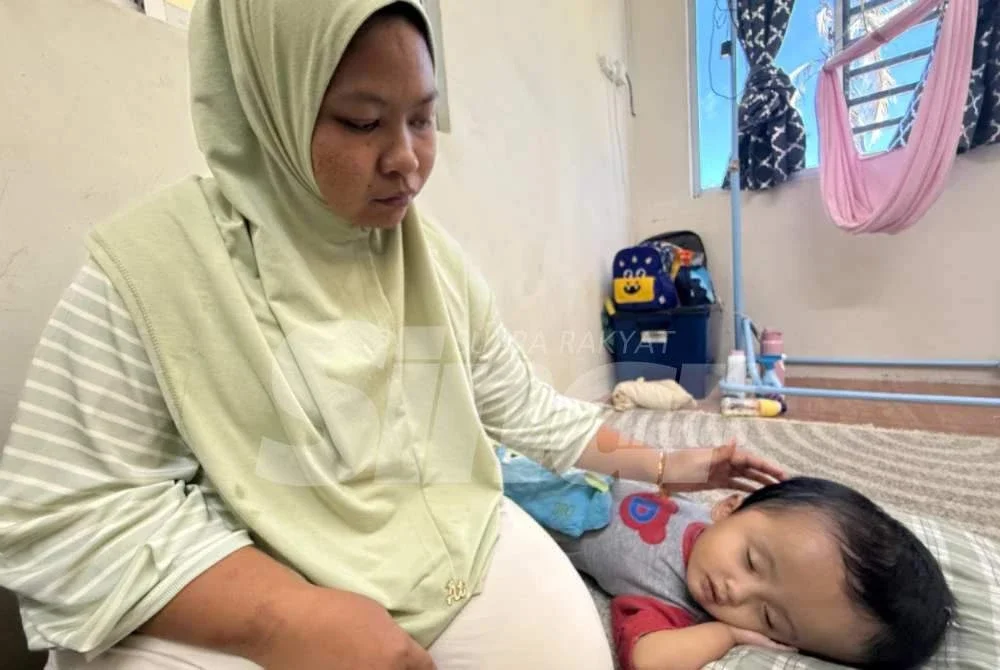 Nur Asyikin hanya mengharapkan anak kecilnya mampu duduk sendiri suatu hari nanti.Foto Sinar Harian