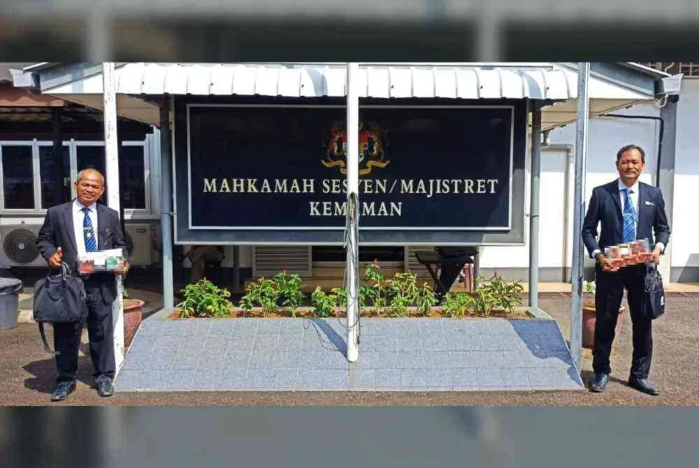 Anggota penguat kuasa Kementerian Kesihatan Malaysia (KKM) menunjukkan paket rokok yang dirampas dalam satu operasi di sebuah kedai runcit di Kampung Tengah, Chukai, Kemaman.