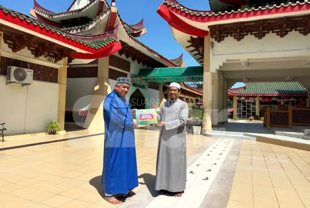 Nik Muhammad (kiri) dan Armin menunjukkan risalah Arafah #QuranHour akan berlangsung serentak di seluruh negara pada 26 Mei ini bersamaan 9 Zulhijjah 1447H. Foto SINAR HARIAN - ADILA SHARINNI WAHID