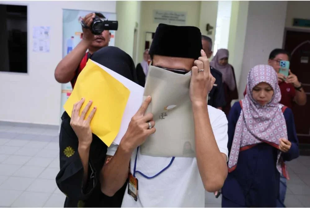 Pasangan tersebut dijatuhi hukuman masing-masing tiga sebatan dan denda RM3,000 selepas mengaku bersalah atas pertuduhan berkhalwat buat kali kedua di sebuah rumah di Kerteh, Kemaman pada Januari lalu.