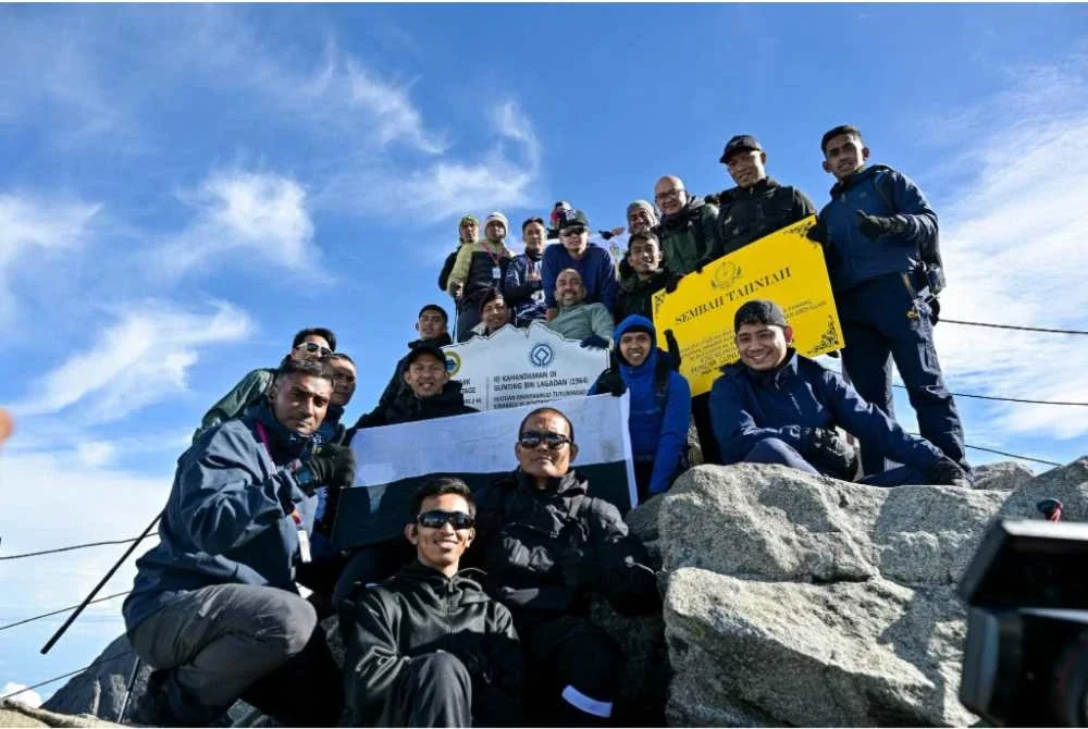 Tengku Mahkota Pahang bergambar kenangan meraikan kejayaan menawan puncak Gunung Kinabalu pada Rabu. Foto Kesultanan Pahang 