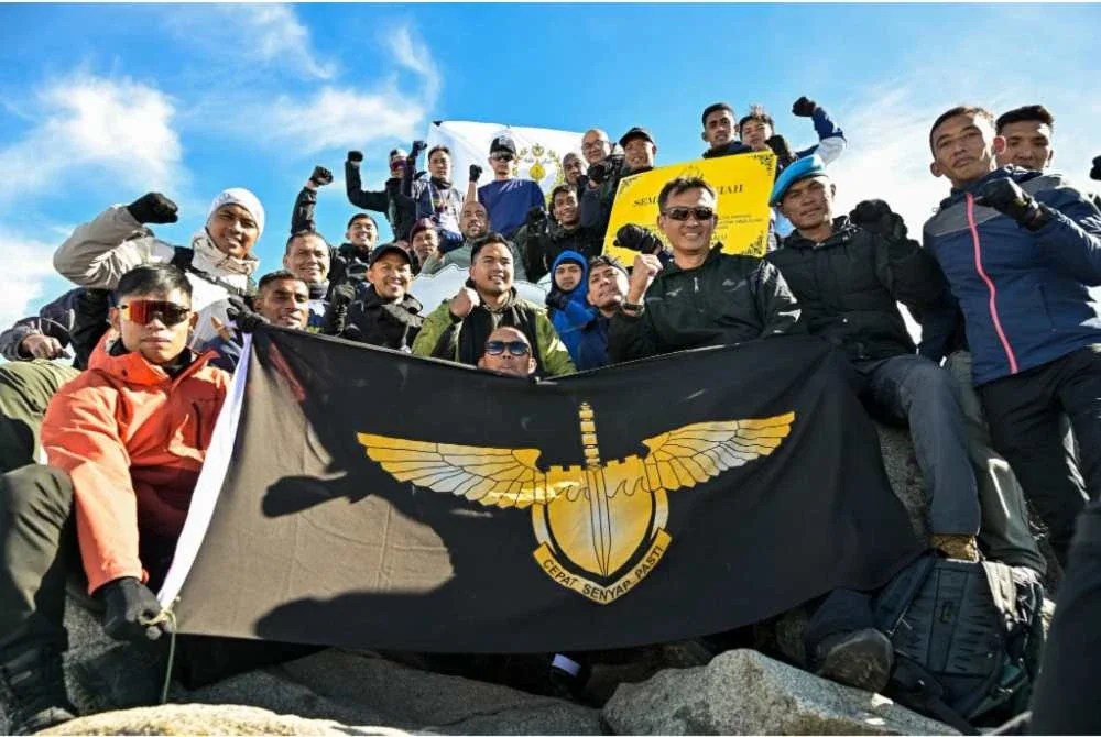 Tengku Mahkota Pahang bergambar kenangan meraikan kejayaan menawan puncak Gunung Kinabalu pada Rabu. Foto Kesultanan Pahang 