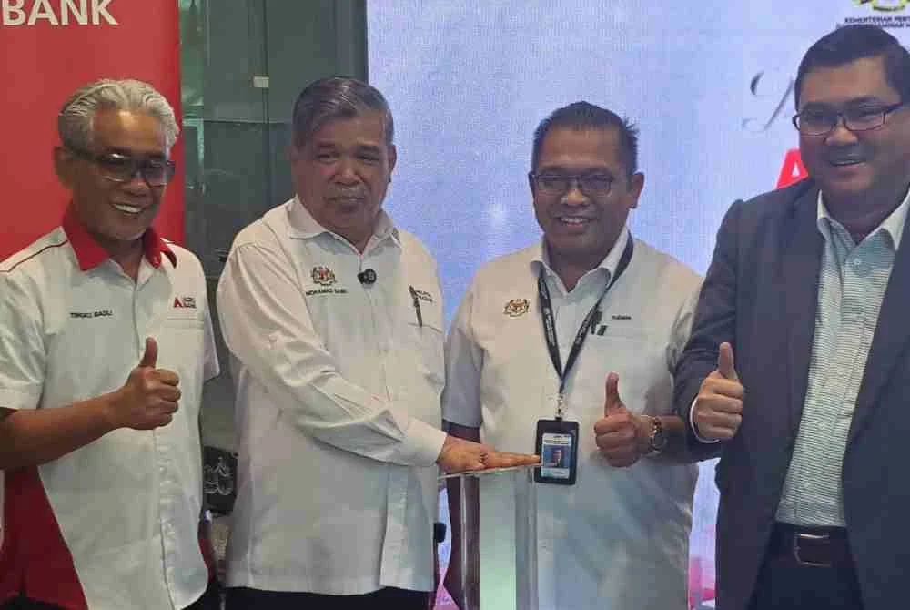 Mohamad (dua dari kiri) ketika melancarkan Agro Penjaja-i di Wisma Tani, Putrajaya pada Rabu.