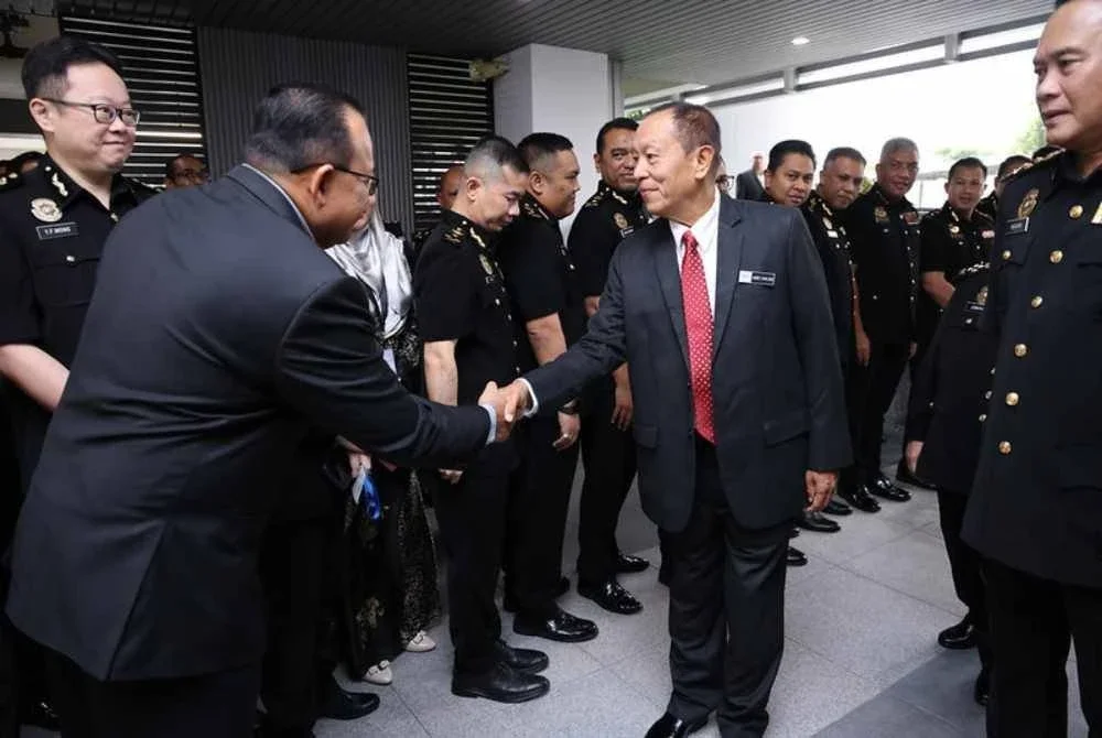 Abd Halim disambut pegawai kanan SPRM ketika tiba di Ibu Pejabat SPRM pada Rabu.