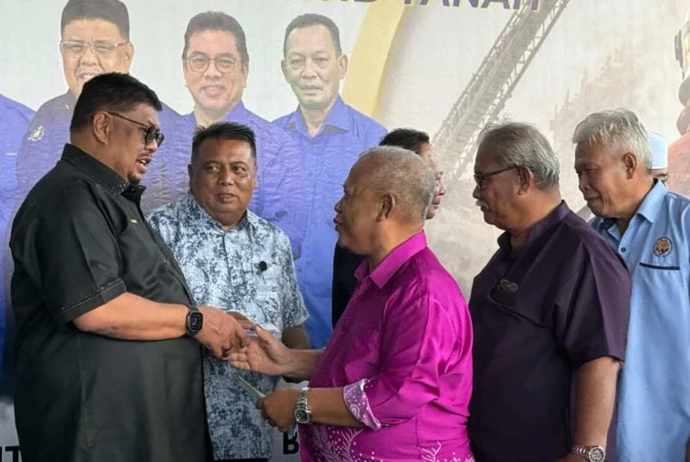 Ab Rauf (kiri) menyampaikan sumbangan kepada pesara bomba di Masjid Tanah pada Rabu.