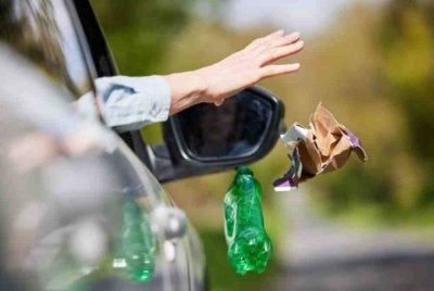 Tisu, plastik makanan, botol air, puntung rokok, kertas makanan semuanya boleh ‘terbang’ keluar dari tingkap kereta sesuka hati. Gambar hiasan 