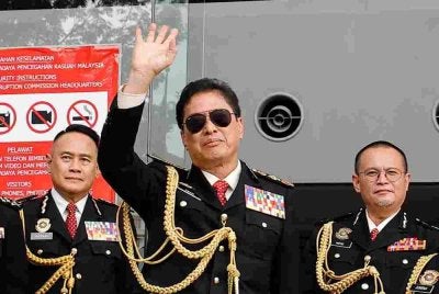  Ketua Pesuruhjaya Suruhanjaya Pencegahan Rasuah Malaysia (SPRM) Tan Sri Azam Baki (tengah) mengucapkan selamat tinggal kepada warga SPRM pada Majlis Penghargaan Khas di Ibu Pejabat SPRM pada Selasa. 