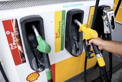 Pakar ekonomi mencadangkan kerajaan menggunakan kaedah skor pelbagai dimensi dan data PADU bagi memastikan semakan subsidi petrol lebih telus, tepat dan bersasar. - Gambar hiasan