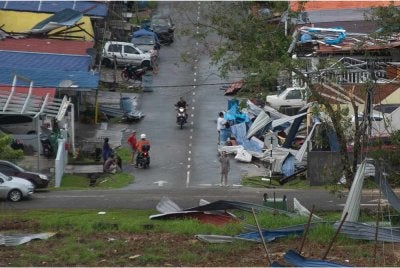 Keadaan rumah yang terjejas akibat ribut di Perumahan MPL di sini ketika tinjauan hari ini. - Foto: Bernama
