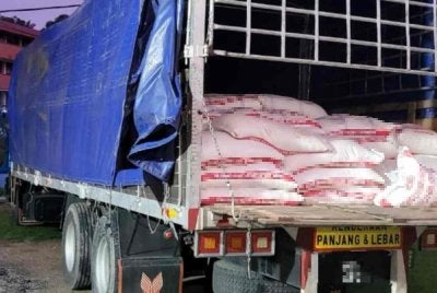 Polis merampas 15 tan beras seludup selepas menahan sebuah lori di Kilometer 69 Jalan Gerik–Kuala Kangsar, Perak pada Rabu.