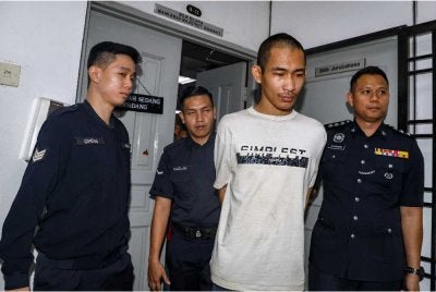 Penarik kereta dipenjara tujuh bulan oleh dua Mahkamah Majistret hari ini, selepas mengaku bersalah melakukan perbuatan menyimbah cat pada dua buah rumah pada Disember tahun lalu dan April lepas. - Foto: Bernama
