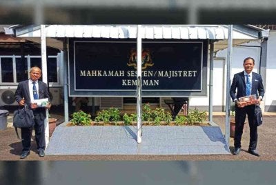 Anggota penguat kuasa Kementerian Kesihatan Malaysia (KKM) menunjukkan paket rokok yang dirampas dalam satu operasi di sebuah kedai runcit di Kampung Tengah, Chukai, Kemaman.