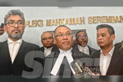 Awang Armadajaya ditemui pemberita selepas prosiding mendengar saman pemula di Mahkamah Tinggi Seremban.
