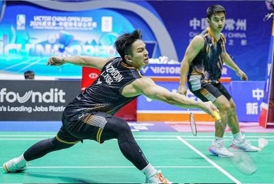 Sze Fei-Nur Izzuddin membuktikan status mereka sebagai pilihan utama apabila meraih kemenangan pertama hari ini untuk mara ke pusingan kedua Terbuka Thailand di Stadium Nimibutr, Bangkok. - Gambar fail