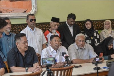 Mohd Zai (tengah) semasa sidang media di sini pada Rabu.