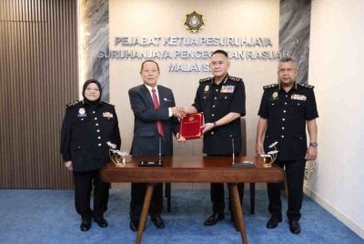 Abdul Halim (dua dari kiri) memulakan tugas secara rasmi pada Rabu. 