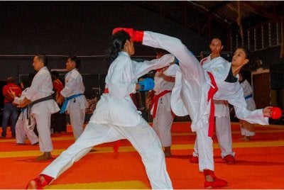 Haretashni (kanan) menjalani sesi latihan bersama rakan sepasukan bagi persiapan menjelang temasya Sukma Selangor 2026 di Pusat Kecemerlangan Sukan Seksyen 6, Shah Alam baru-baru ini. 