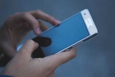Remaja itu didakwa membuat ugutan terhadap bapanya menerusi panggilan telefon. Gambar hiasan
