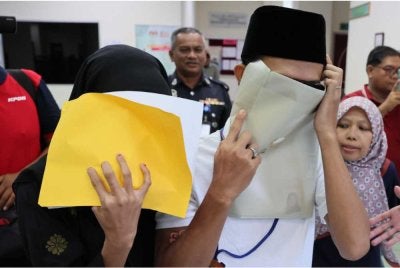 Pasangan tersebut dijatuhi hukuman masing-masing tiga sebatan dan denda RM3,000 selepas mengaku bersalah atas pertuduhan berkhalwat buat kali kedua di sebuah rumah di Kerteh, Kemaman pada Januari lalu.