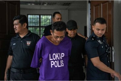 Mekanik mengaku tidak bersalah di Mahkamah Sesyen dan Majistret hari ini atas lima pertuduhan memiliki senjata api dan peluru tanpa lesen, awal bulan ini. - Foto: Bernama