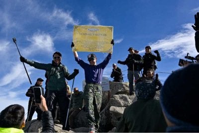 Tengku Mahkota Pahang berjaya menawan puncak Kinabalu pada pagi Rabu selepas memulakan pendakian pada Selasa sempena Ekspedisi Mahkota Borneo. Foto Kesultanan Pahang 