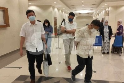 Tertuduh keluar dari Mahkamah Sesyen Kuantan pada Rabu selepas dituduh menyeleweng diesel bersubsidi. 